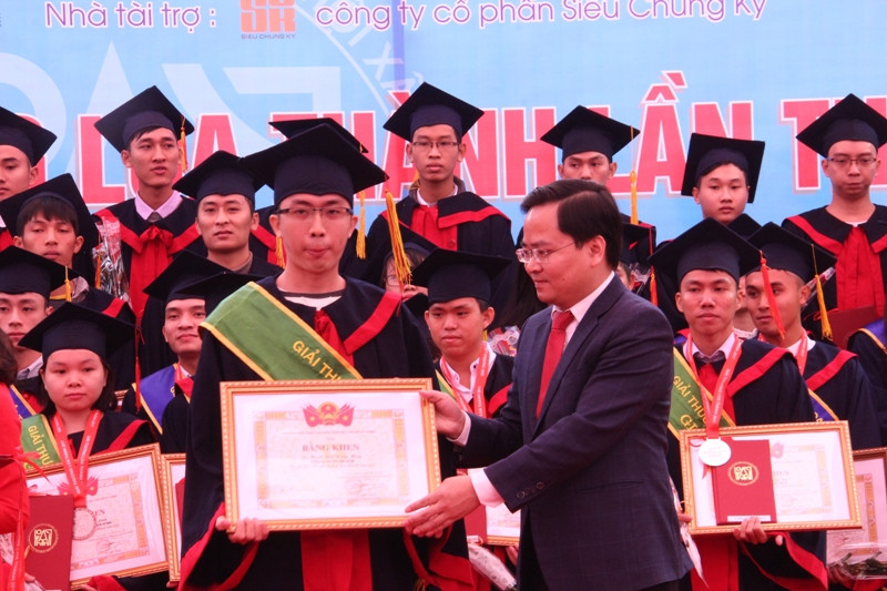 Bí thư T.Ư Đoàn Nguyễn Anh Tuấn trao giải thưởng Loa Thành năm 2017 cho các tác giả đồ án xuất sắc
