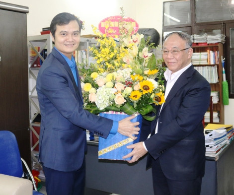 Bí thư T.Ư Đoàn Bùi Quang Huy tặng hoa chúc mừng GS Hoàng Chí Bảo nhân ngày 20/11