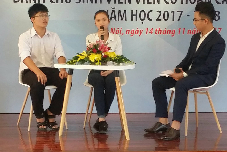 Sinh viên Lê Việt Dũng (ngoài cùng, bên trái )