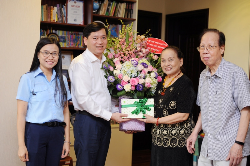 Bí thư T.Ư Đoàn Nguyễn Long Hải tặng hoa chúc mừng ngày 20/11 PGS.TSKH Nguyễn Tuyết Minh