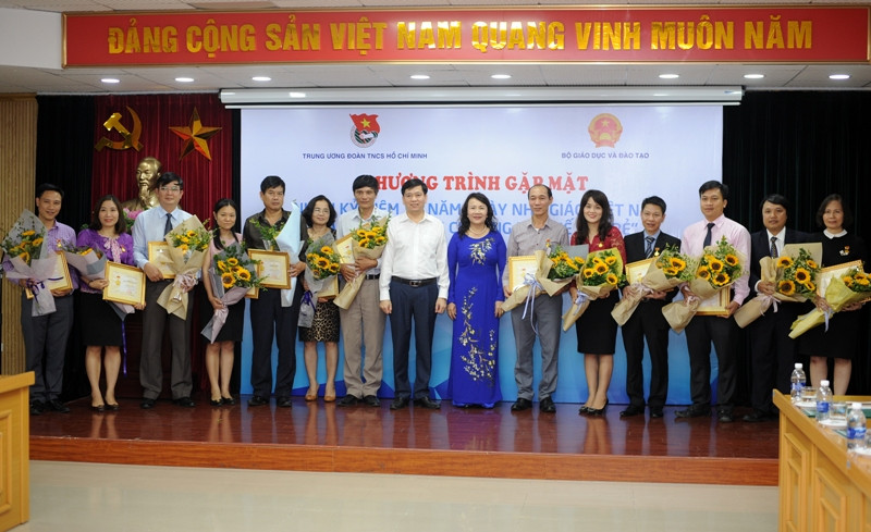 T.Ư Đoàn tặng Kỷ niệm chương Vì thế hệ trẻ cho lãnh đạo các Cục, Vụ T.Ư Đoàn