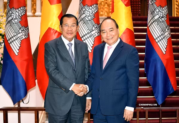 Thủ tướng Nguyễn Xuân Phúc đã trân trọng mời Thủ tướng Vương quốc Campuchia Samdech Techo Hun Sen và Phu nhân thăm chính thức Việt Nam. Ảnh: VGP
