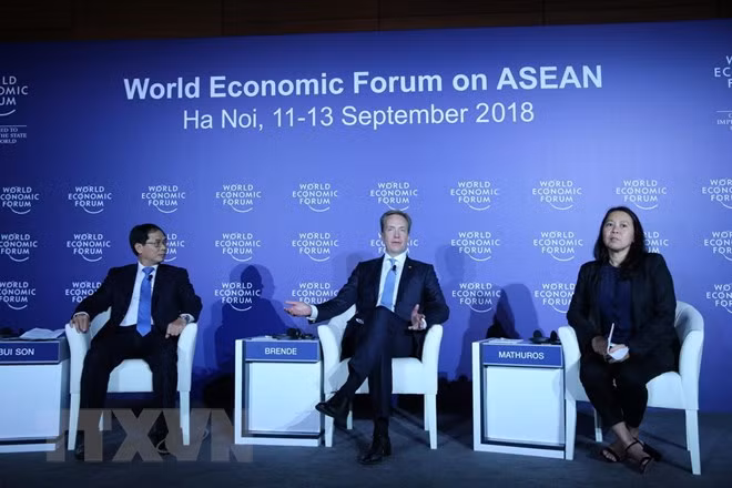 Chủ tịch WEF Borger Brende và Thứ trưởng thường trực Bộ Ngoại giao Bùi Thanh Sơn, Trưởng ban Tổ chức WEF ASEAN 2018. Ảnh: TTXVN