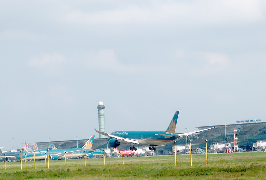 Tình trạng chiều đèn và vật thể bay xung quanh sân bay gây uy hiếp an toàn khai thác hàng không đã diễn ra nhiều năm qua, nhưng chưa được xử lý dứt điểm.