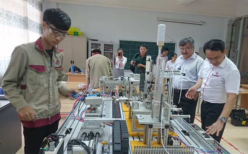 Tăng mức hỗ trợ cho người hưởng bảo hiểm thất nghiệp đi học nghề chuyển đổi việc làm. Ảnh minh hoạ.