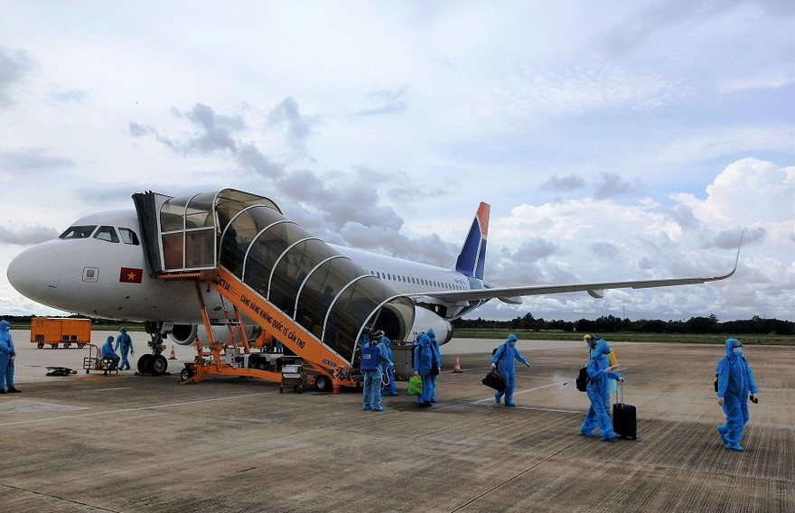 Đề xuất 3 giai đoạn mở lại đường bay quốc tế, để từ tháng 9 tới sẽ áp dụng "hộ chiếu vắc xin" cho khách quốc tế.