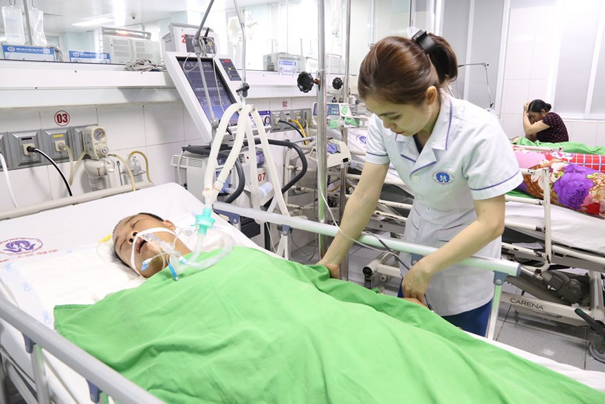 Dù được phát hiện và sơ cứu ngay khi bị rắn cắn, nhưng anh Q vẫn nhập viện trong tình trạng hôn mê sâu, liệt cơ hô hấp, phải thở máy.