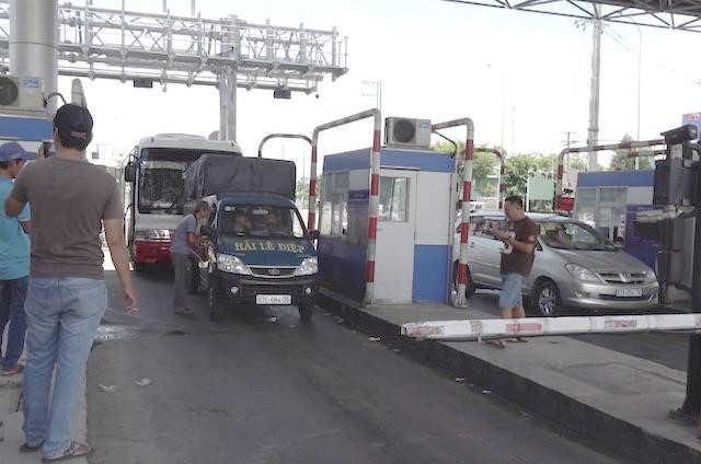 Tài xế đỗ xe vào làn thu phí trạm thu phí BOT T2 Quốc lộ 91 để phản đối vào trưa 21/5. Ảnh: Zing.