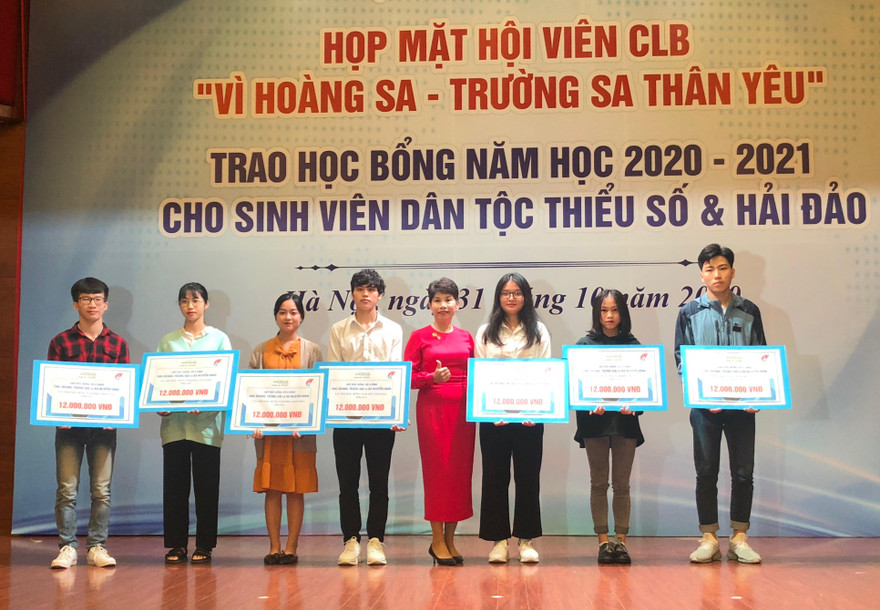 Em Hoàng Mai Trung Hiếu (ngoài cùng, bên phải) con trai Đại tá Liệt sĩ Hoàng Mai Vui, Phó trưởng phòng Xe máy, Cục Kỹ thuật Quân khu 4, hy sinh khi cứu hộ tại Rào Trăng 3, nhận học bổng Hỗ trợ sinh viên của Quỹ Vừ A Dính. 