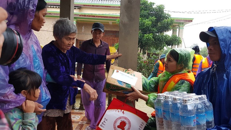 Tỉnh Đoàn Quảng Trị trao tặng nhu yếu phẩm, tiếp sức bà con vùng lũ