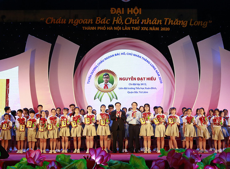 Ủy viên Bộ Chính trị, Bí thư Thành ủy Hà Nội Vương Đình Huệ; Bí thư T.Ư Đoàn, Chủ tịch Hội đồng Đội T.Ư Nguyễn Ngọc Lương trao phần thưởng cho các thiếu nhi xuất sắc làm theo lời Bác.