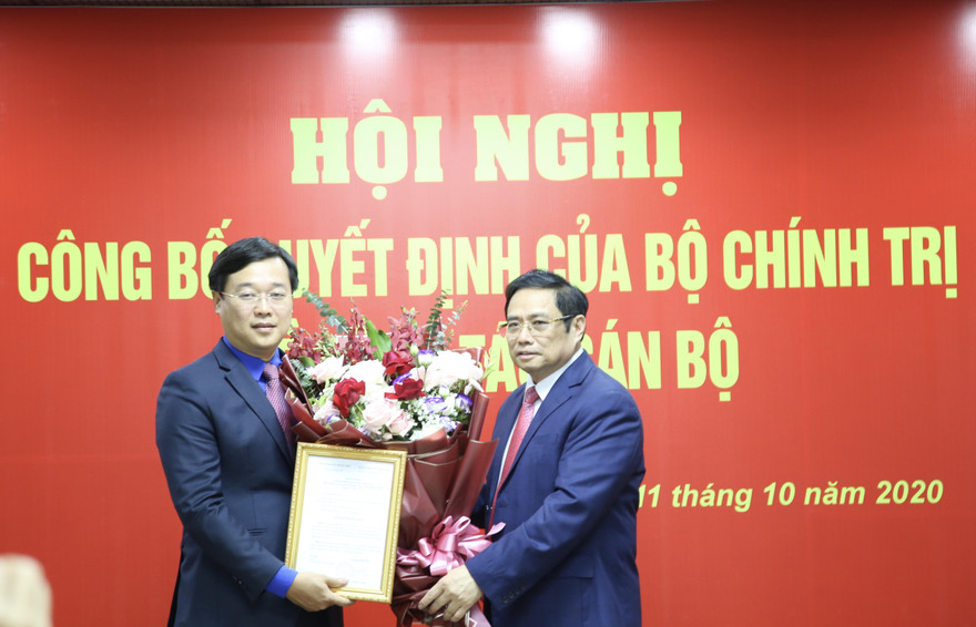 Ông Phạm Minh Chính trao quyết định cho anh Lê Quốc Phong. Ảnh: Lâm Đăng Hải