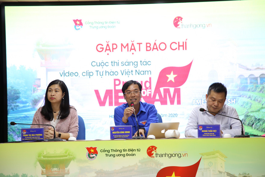 Anh Nguyễn Bình Minh, Chánh Văn phòng T.Ư Đoàn, Trưởng Ban biên tập Cổng thông tin điện tử T.Ư Đoàn giới thiệu về Cuộc thi sáng tác video, clip Tự hào Việt Nam bằng tiếng Anh. Ảnh: Lâm Đăng Hải