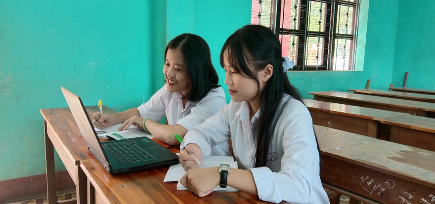 Học sinh trường THPT Cửa Tùng (huyện Vĩnh Linh, Quảng Trị) hào hứng học bản mềm Atlat Lịch sử 12 của thầy giáo Phan Khánh Hội. 