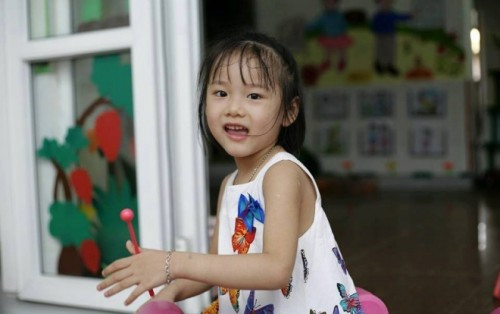 Bé Hải An, 6 tuổi, bị ung thư và đã đồng ý hiến tặng giác mạc của mình trước khi qua đời. 