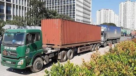 Container chở thuốc bắc lậu trong vụ án bị cơ quan chức năng phát hiện, kiểm tra.