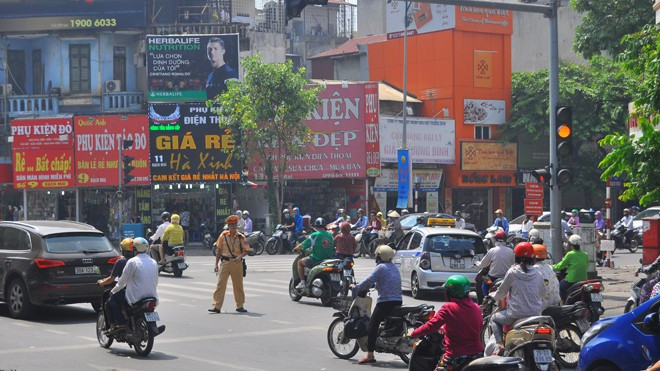 Bộ GTVT đề xuất thay đổi quy định về đèn tín hiệu giao thông nhằm giảm ùn tắc giao thông.