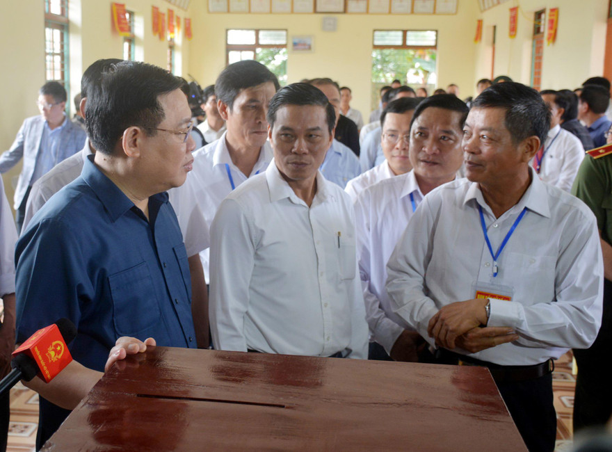 Chủ tịch Quốc hội Vương Đình Huệ thị sát các điểm bầu cử. Ảnh QH 