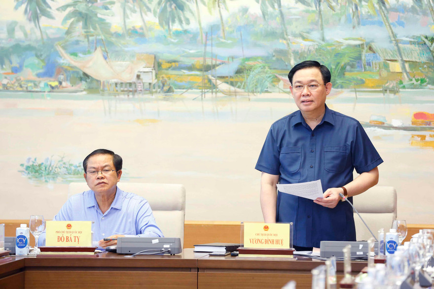 Chủ tịch Quốc hội Vương Đình Huệ phát biểu tại buổi làm việc với Ủy ban Quốc phòng và An ninh