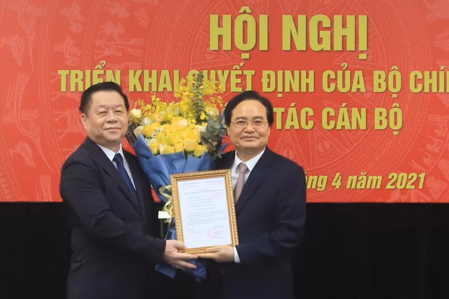 Trưởng Ban Tuyên giáo Trung ương Nguyễn Trọng Nghĩa trao quyết định cho ông Phùng Xuân Nhạ 