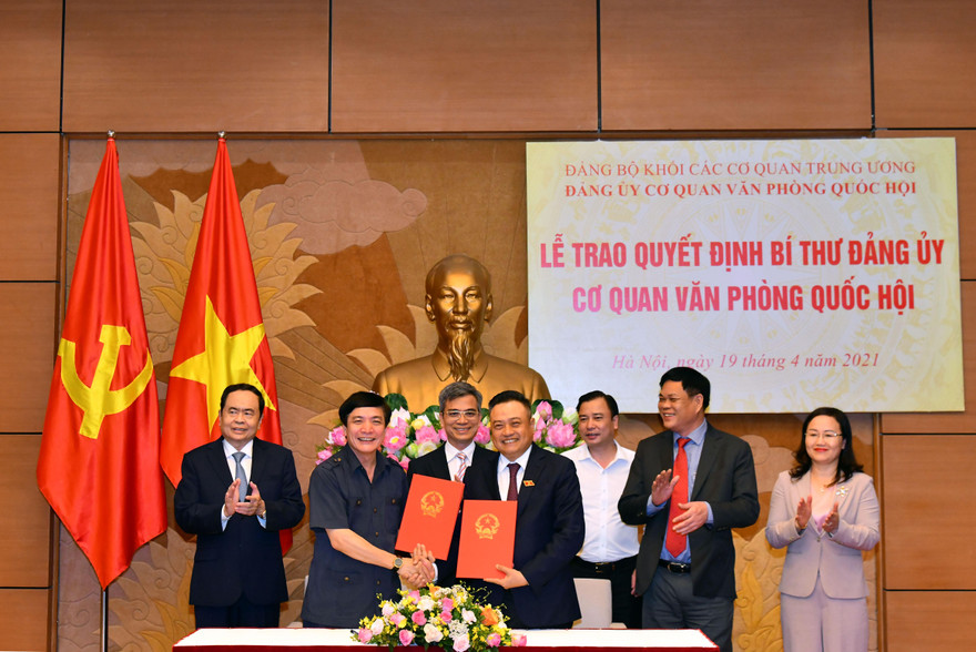 Lễ trao Quyết định chỉ định Bí thư Đảng ủy cơ quan Văn phòng Quốc hội và bàn giao công tác Đảng của Đảng bộ cơ quan Văn phòng Quốc hội. Ảnh Như Ý