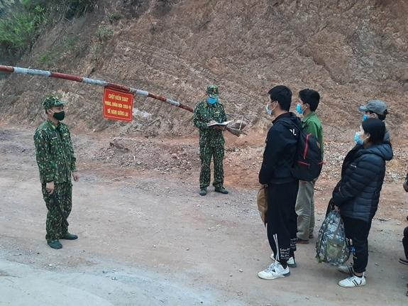 Chốt kiểm soát phòng, chống dịch COVID-19 của Bộ đội Biên phòng tỉnh Lạng Sơn kiểm tra người xuất, nhập cảnh qua biên giới. Ảnh Báo BĐBP