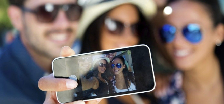 Người sử dụng điện thoại iPhone thường vui vẻ hơn, hướng ngoại hơn, mạo hiểm hơn và kiếm nhiều tiền hơn người dùng Android.