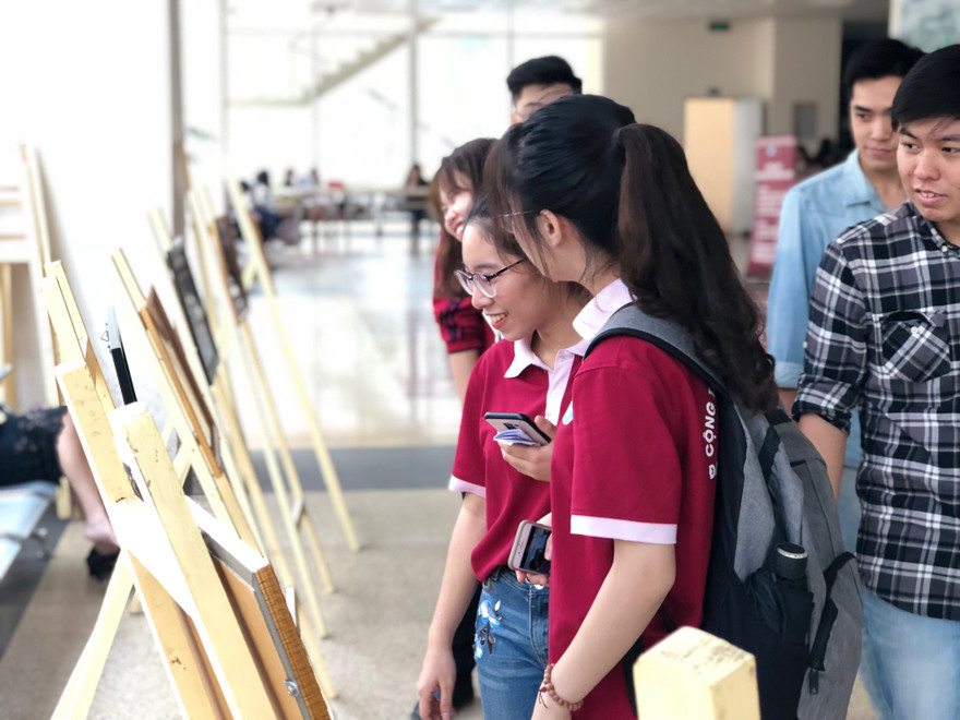 Các bạn sinh viên ĐH Luật Hà Nội tham quan triển lãm ảnh dự thi của các bạn sinh viên về chủ đề pháp luật. Ảnh: Lưu Trinh