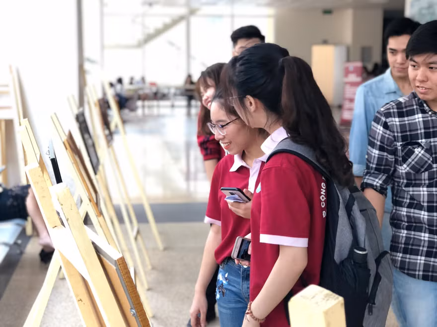 Các bạn sinh viên ĐH Luật Hà Nội tham quan triển lãm ảnh dự thi của các bạn sinh viên về chủ đề pháp luật. Ảnh: Lưu Trinh
