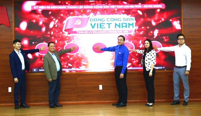 Các đại biểu nhấn nút tuổi trẻ Thủ đô hưởng ứng cuộc thi trực tuyến“Tìm hiểu về Đảng Cộng sản Việt Nam” do T.Ư Đoàn phát động. Ảnh: Bảo Anh