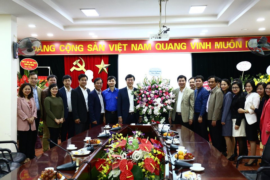 Anh Lê Quốc Phong, Bí thư thứ nhất T.Ư Đoàn trao tặng lẵng hoa chúc mừng tập thể đội ngũ cán bộ sư phạm Học viện Thanh niên Thiếu niên Việt Nam nhân dịp 37 năm Ngày Nhà giáo Việt Nam 20/11. Ảnh: Bảo Anh