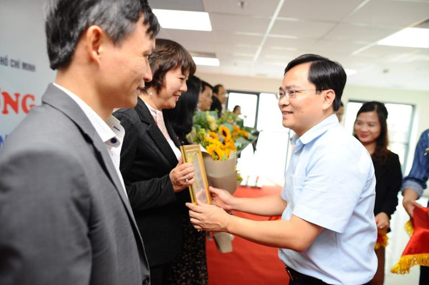 Bí thư thường trực T.Ư Đoàn Nguyễn Anh Tuấn trao tặng kỷ niệm chương “Vì thế hệ trẻ” cho lãnh đạo, cán bộ của Bộ Giáo dục và Đào tạo. Ảnh: Dương Triều.