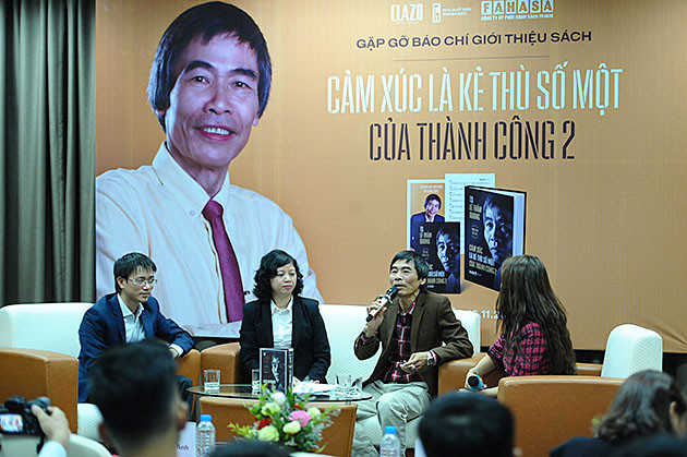 TS. Lê Thẩm Dương tại buổi giới thiệu cuốn sách "Kẻ thù là số 1 của thành công 2". Ảnh: Dương Triều