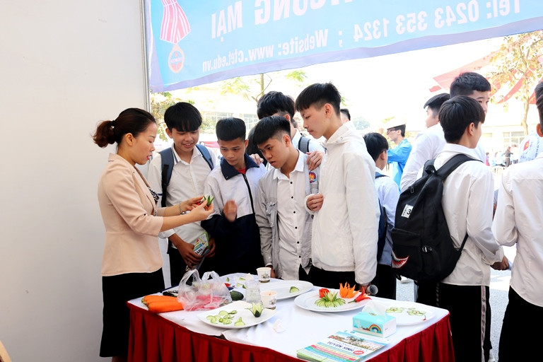 Đông đảo bạn trẻ tham gia ngày hội Tư vấn hướng nghiệp -Tuyển sinh giáo dục nghề nghiệp năm 2019. 