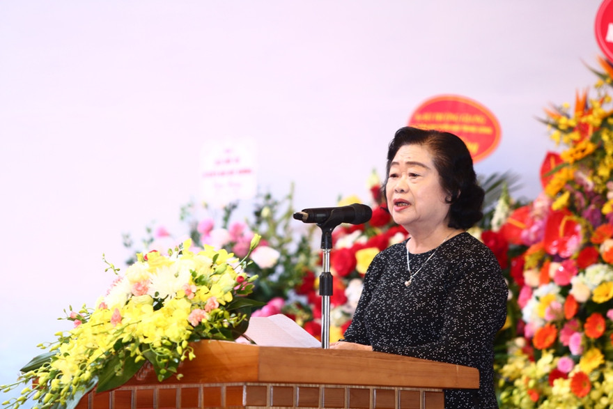 Bà Trương Mỹ Hoa, nguyên Phó Chủ tịch nước, Chủ tịch Quỹ Học bổng Vừ A Dính, Chủ nhiệm CLB “Vì Hoàng Sa, Trường Sân thân yêu” tại lễ kỷ niệm 5 năm thành lập (1/8/2014 – 1/8/2019) tổ chức sáng 10/11/. Ảnh: Bảo Anh