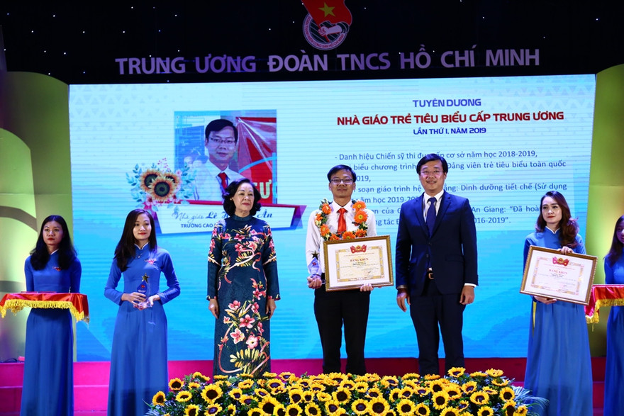 Bà Trương Thị Mai, Ủy viên Bộ Chính trị, Bí thư T.Ư Đảng, Trưởng Ban Dân vận T.Ư; anh Lê Quốc Phong, Ủy viên dự khuyết T.Ư Đảng, Bí thư thứ nhất T.Ư Đoàn trao giải thưởng "Nhà giáo trẻ tiêu biểu" cấp T.Ư lần thứ nhất - năm 2019.