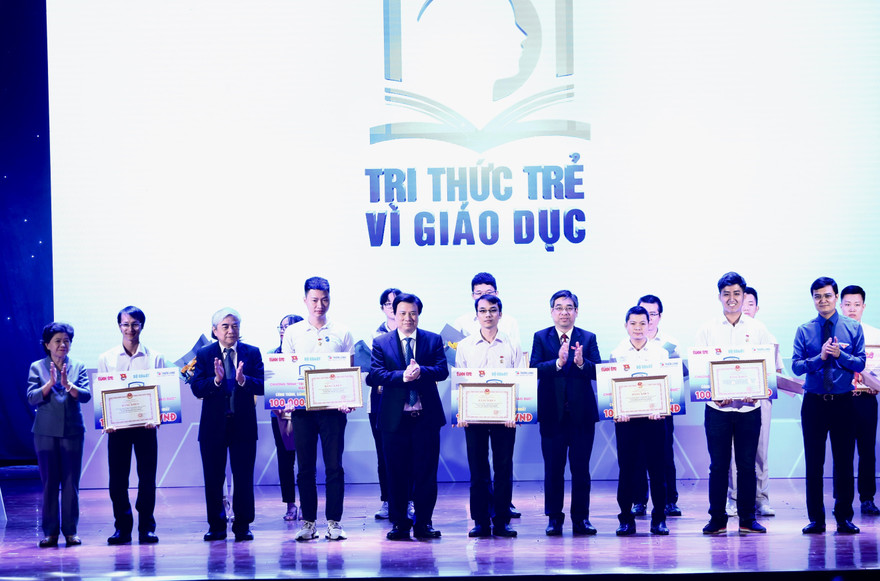 BTC trao giải thưởng cho 5 công trình, sáng kiến xuất sắc nhất của Chương trình "Tri thức trẻ vì giáo dục" năm 2019.