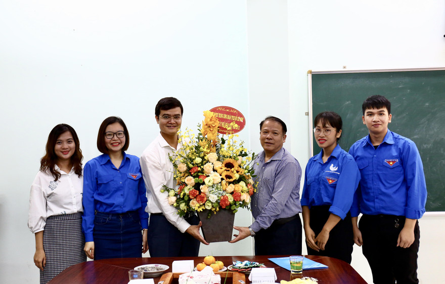 Anh Bùi Quang Huy, Bí thư T.Ư Đoàn, Chủ tịch Hội SVVN tặng hoa, chúc mừng GS.TS Trần Văn Phòng - Phó Bí thư Đảng ủy Học viện Chính trị Quốc gia Hồ Chí Minh, Viện trưởng Viện Triết học. Ảnh: Bảo Anh
