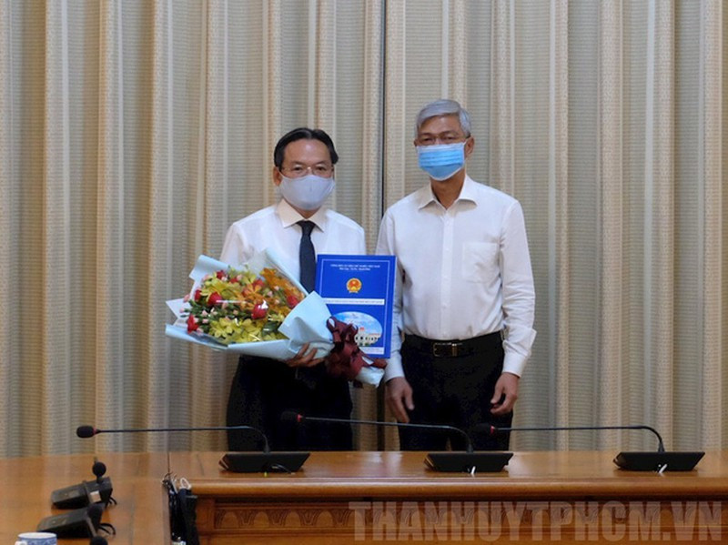 TPHCM trao quyết định cho ông Phan Trường Sơn. Ảnh: Thanhuytphcm.vn 