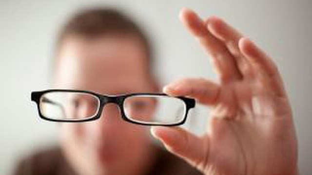 Hiểu cho thật thấu đáo thì các phương pháp phẫu thuật hay đeo kính không phải là phương pháp điều trị tiệt căn. Cận thị thực tế là vẫn song hành cùng chúng ta cho dù ta có làm gì đi nữa. Ảnh minh hoạ: Internet