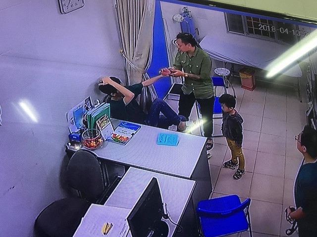 Bác sĩ trẻ V.H.C (Bệnh viện Đa khoa Xanh Pôn) bị người nhà bệnh nhi tấn công đêm 13/4. Ảnh cắt từ Clip trích xuất camera Bệnh viện