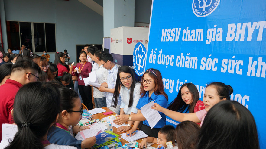 Cán bộ BHXH tới trường học tuyên truyền, vận động các em học sinh, sinh viên tham gia BHYT.