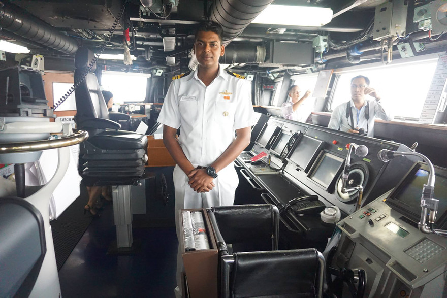 Khoang lái chiến hạm INS Satpura. Ảnh: Lan Anh