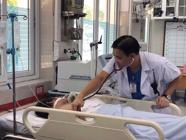 BS Bệnh viện Bạch Mai khám cho người đàn ông ngất xỉu vì sốc nhiệt