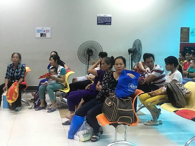 Các bệnh viện tăng cường quạt, điều hoà phục vụ bệnh nhân và người nhà trong những ngày nắng nóng kỷ lục.