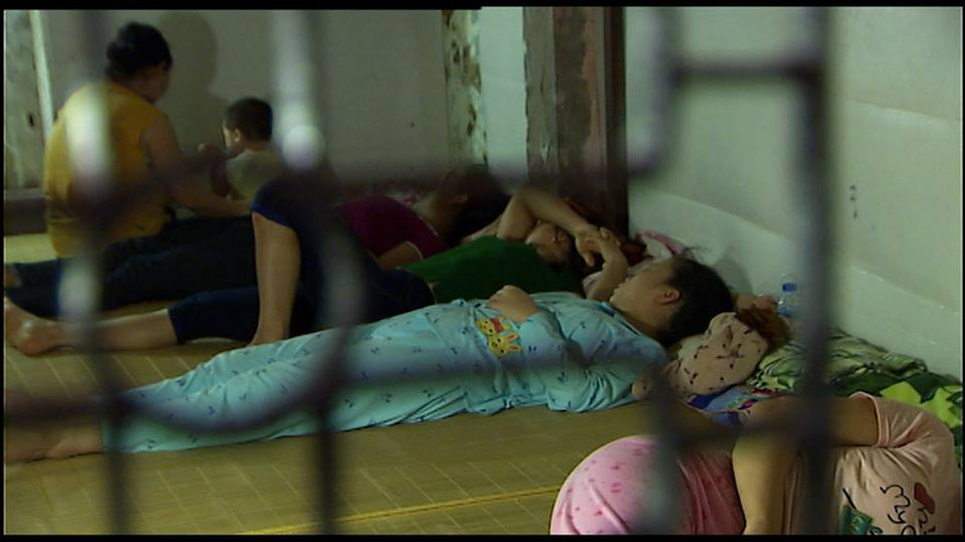 Cả chục con người vật vã dưới cái nóng hơn 40 độ trong phòng trọ bé tý chưa đầy 10 m2