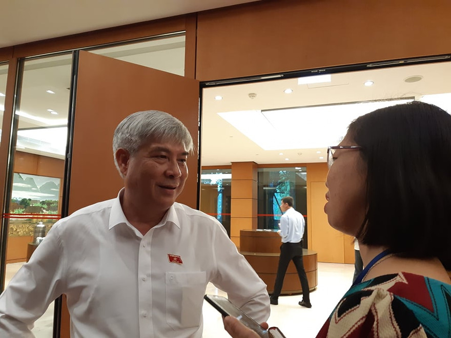 Ông Nguyễn Đắc Quỳnh - Phó Bí thư Thường trực Tỉnh ủy, Trưởng Đoàn Đại biểu Quốc hội tỉnh Sơn La trao đổi với PV