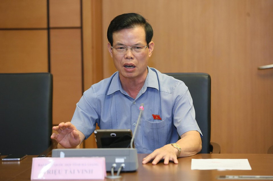 Bí thư Tỉnh ủy Hà Giang Triệu Tài Vinh tại phiên thảo luận tổ sáng 22/5. Ảnh Như Ý