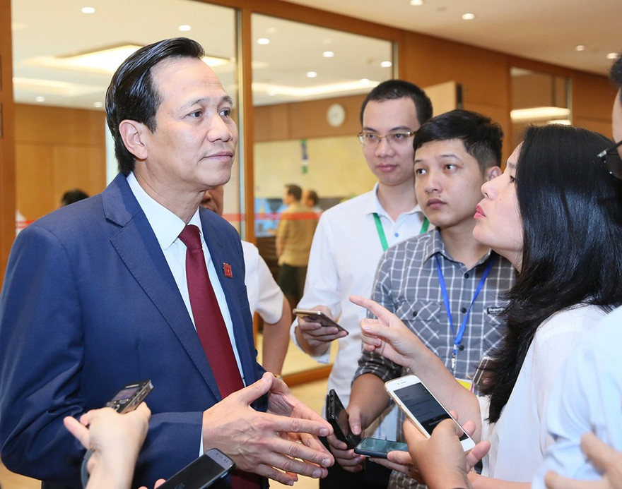 Bộ trưởng Đào Ngọc Dung trao đổi với PV. Ảnh Như Ý