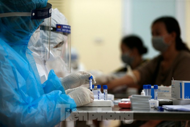 Lấy mẫu xét nghiệm SARS-CoV-2 cho người dân tại chợ đầu mối Ngã Tư Sở - Hà Nội. Ảnh: Như Ý